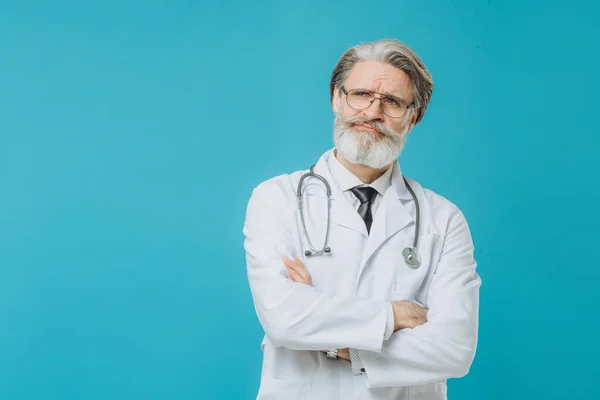 Idade Média Idoso Hoary Médico Homem Vestindo Uniforme Médico Isolado — Fotografia de Stock