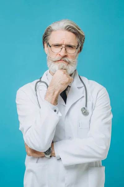 Μεσήλικας Ηλικιωμένος Άντρας Γιατρός Ιατρική Στολή Απομονωμένος Σοβαρή Έκφραση Στο — Φωτογραφία Αρχείου