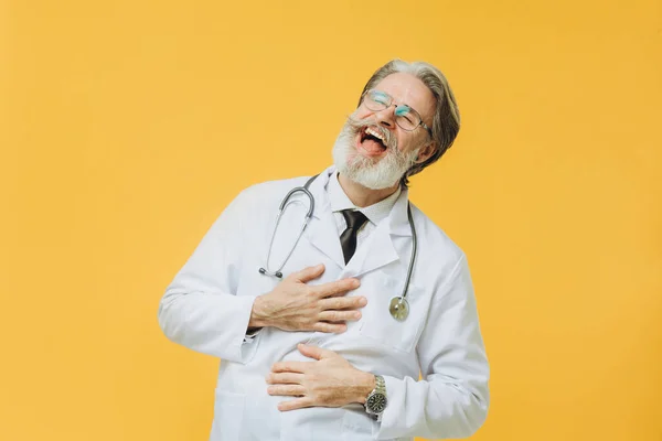 Ανώτερος Γιατρός Φορώντας Λευκό Παλτό Και Στηθοσκόπιο Απομονώνονται Κίτρινο Φόντο — Φωτογραφία Αρχείου