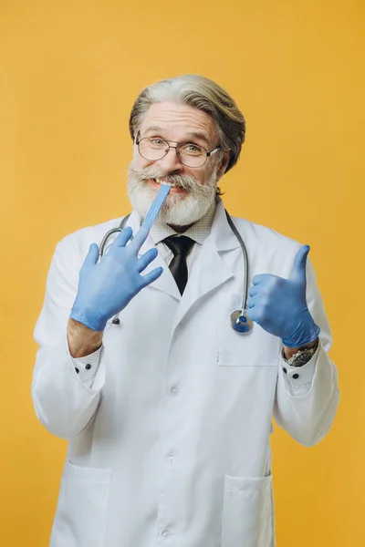 Médico Senor Vestindo Casaco Branco Estetoscópio Isolado Fundo Amarelo Usa — Fotografia de Stock