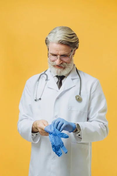 Κύριος Γιατρός Φορώντας Λευκό Παλτό Και Στηθοσκόπιο Απομονώνονται Κίτρινο Φόντο — Φωτογραφία Αρχείου