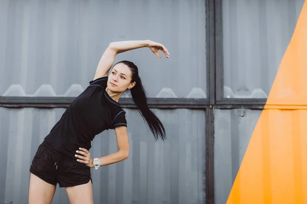 Menina Vestida Com Uma Camiseta Preta Shorts Aquecendo Antes Correr — Fotografia de Stock