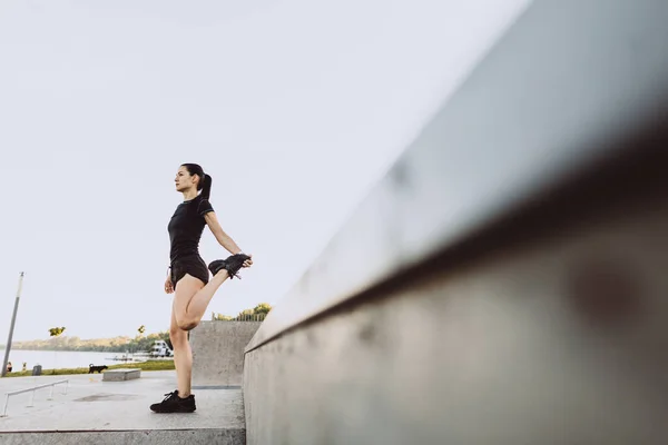 Fille Sportive Vêtue Noir Réchauffe Avant Courir Sur Plage Ville — Photo