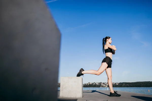 Atletisk Flicka Klädd Svart Gör Övningar Knäböj Stranden Morgonen — Stockfoto