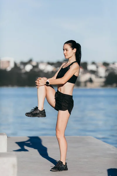 Sport Flicka Klädd Svart Värms Upp Innan Springer Lekplatsen Stranden — Stockfoto