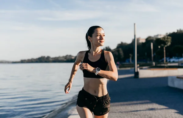 Foto Una Ragazza Atletica Vestita Nero Durante Una Corsa Mattutina — Foto Stock