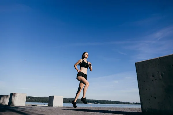 Foto Atletisk Flicka Klädd Svart Morgon Jogga Stadsstrand Morgonen — Stockfoto