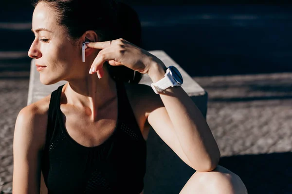 Jóvenes Deportistas Fitness Mujer Descansan Playa Aire Libre Escuchando Música — Foto de Stock