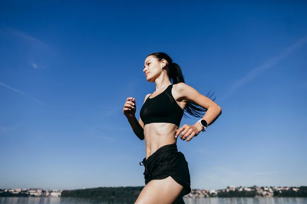 Imagem Uma Bela Jovem Mulher Fitness Esportes Correndo Praia Livre — Fotografia de Stock