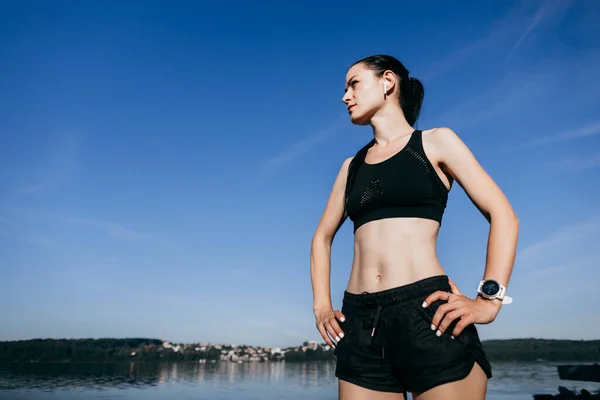 Ung Sport Fitness Kvinna Göra Stretching Övningar Stranden Utomhus Lyssna — Stockfoto