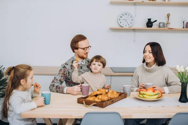 Νεαρή Ευτυχισμένη Οικογένεια Δύο Παιδιά Που Τρώνε Πρωινό Μαζί Κοκκινομάλλης — Φωτογραφία Αρχείου