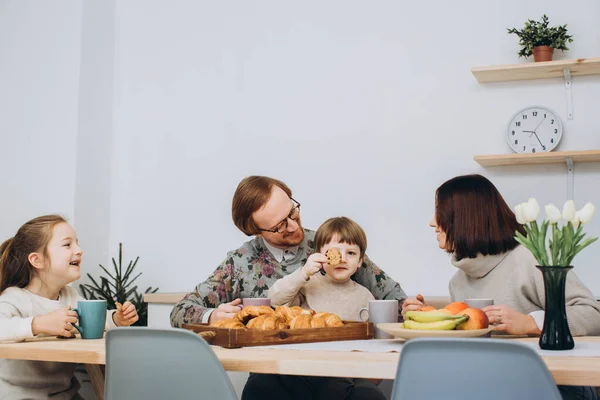 Giovane Famiglia Felice Con Due Bambini Che Fanno Colazione Insieme — Foto Stock