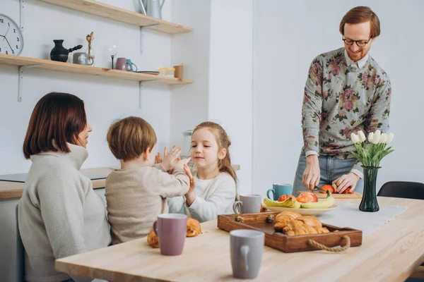 Giovane Famiglia Felice Con Due Bambini Che Fanno Colazione Insieme — Foto Stock