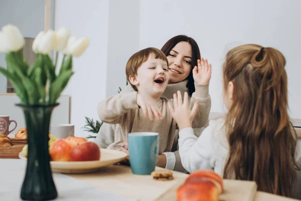 Joven Familia Feliz Con Dos Hijos Desayunando Juntos Pelirroja Papá — Foto de Stock