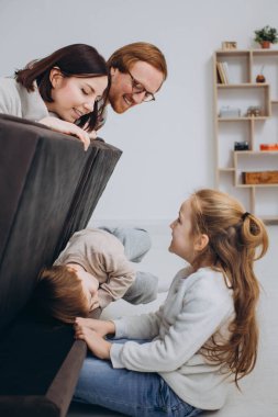 Mutlu aile oyunu ve kanepede birlikte eğlenmek.