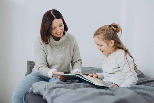 Linda Madre Joven Leyendo Libro Hija Vacaciones Familiares Unión — Foto de Stock