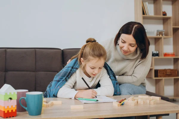 Kreş Kızıyla Gülümseyen Anne Renkli Kalemlerle Resim Çiziyor Mutlu Ebeveyn — Stok fotoğraf