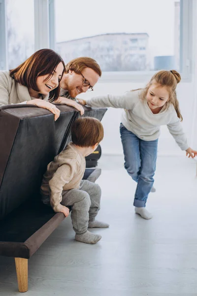 Feliz Familia Jugando Divirtiéndose Juntos Sofá — Foto de Stock