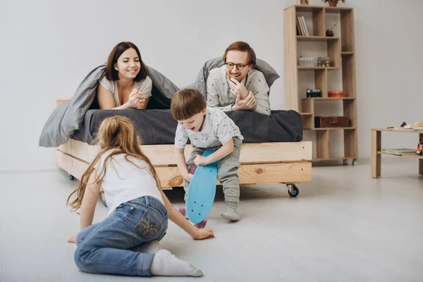 Okul Öncesi Çocukların Olduğu Bir Aile Odada Paten Oynuyor — Stok fotoğraf