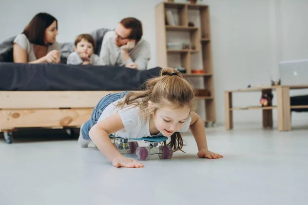 Okul Öncesi Çocukların Olduğu Bir Aile Odada Paten Oynuyor — Stok fotoğraf