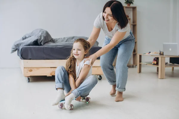 Mamá Con Hija Preescolar Jugando Con Patín Sala Estar — Foto de Stock