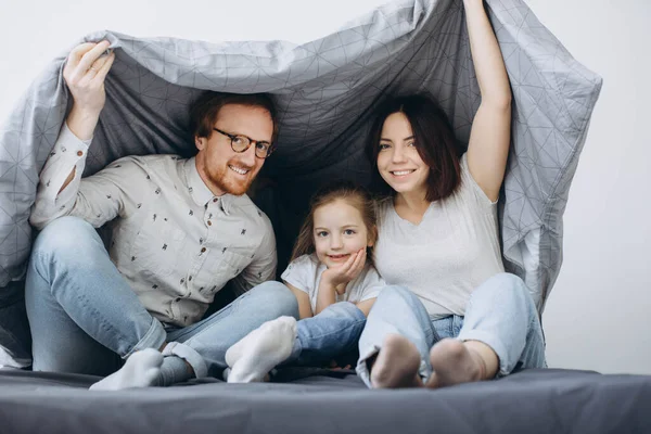 Çocuklu Genç Ebeveynler Hafta Sonları Yatakta Eğleniyor — Stok fotoğraf