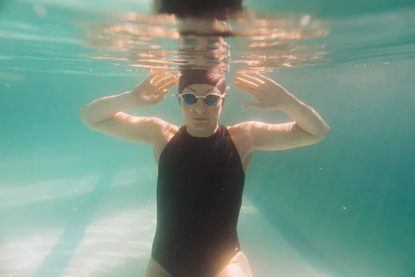 Istruttore Nuoto Femminile Che Sott Acqua Indossa Occhiali Costume Bagno — Foto Stock