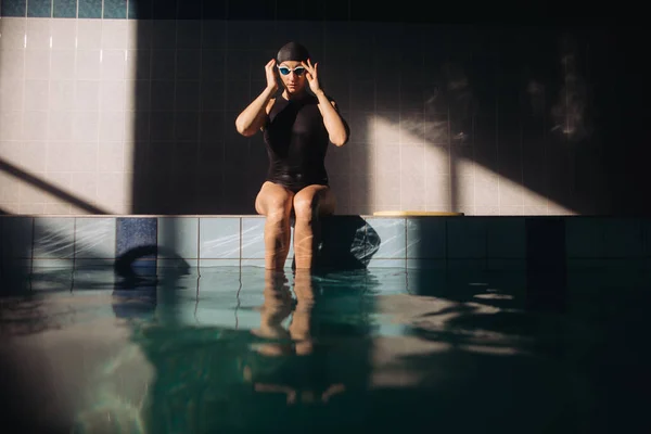 Vrouwelijke Zweminstructeur Poseert Een Bril Zwart Zwempak Een Pet Een — Stockfoto