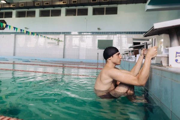 Maschio Istruttore Nuoto Costume Bagno Nero Una Cuffia Bagno Sta — Foto Stock