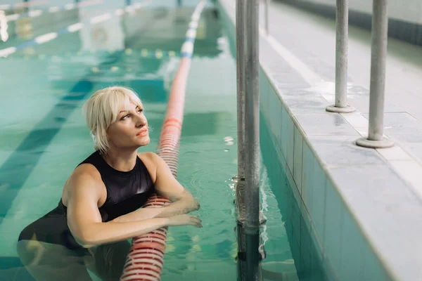 Bionda Istruttrice Nuoto Femminile Costume Bagno Nero Posa Piscina — Foto Stock