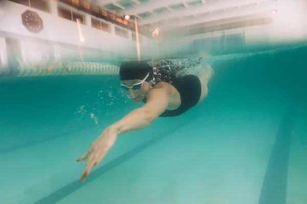 Istruttore Nuoto Femminile Costume Bagno Nero Berretto Occhiali Sta Nuotando — Foto Stock