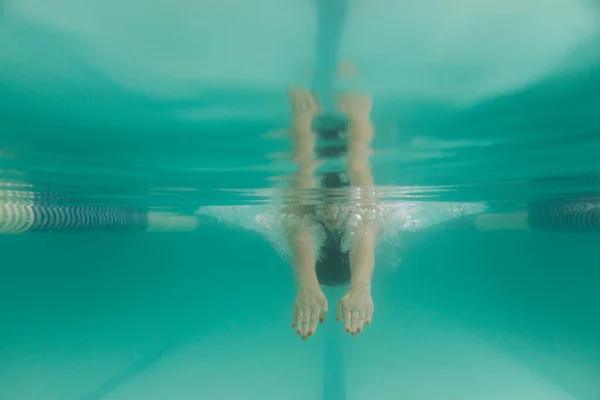 Γυναίκα Εκπαιδεύτρια Κολύμβησης Μαύρο Μαγιό Σκούφο Και Γυαλιά Κολυμπά Κάτω — Φωτογραφία Αρχείου