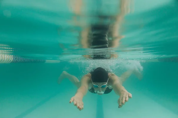 Istruttore Nuoto Femminile Costume Bagno Nero Berretto Occhiali Sta Nuotando — Foto Stock