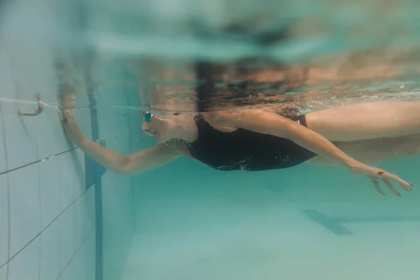 Женщина Инструктор Плаванию Черном Купальнике Шапочка Очки Плавают Водой — стоковое фото