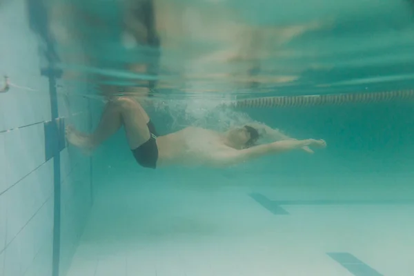 Istruttore Maschio Costume Bagno Nero Sta Nuotando Sott Acqua — Foto Stock