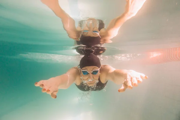 Istruttore Nuoto Femminile Costume Bagno Nero Berretto Occhiali Sta Nuotando — Foto Stock