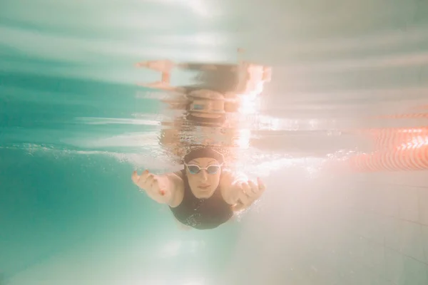 Жінка Інструктор Плавання Чорному Купальнику Шапка Окуляри Плавають Під Водою — стокове фото
