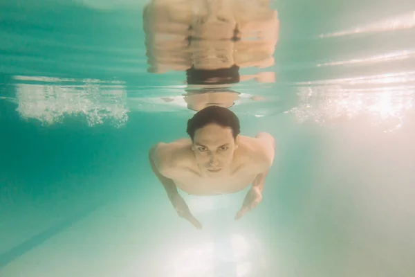 Instrutor Masculino Calções Banho Pretos Está Nadando Debaixo Água — Fotografia de Stock