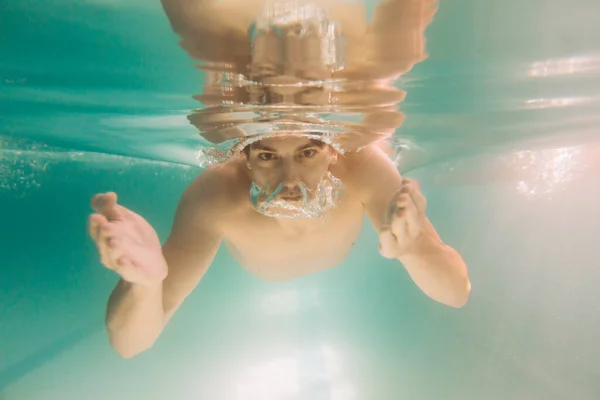 Instrutor Masculino Calções Banho Pretos Está Nadando Debaixo Água — Fotografia de Stock