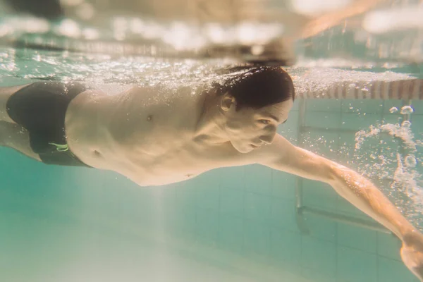 Man Instructeur Zwart Zwembroek Zwemmen Onder Water — Stockfoto
