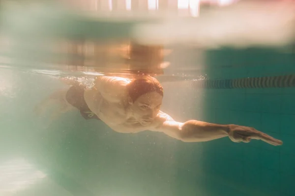 Man Instructeur Zwart Zwembroek Zwemmen Onder Water — Stockfoto