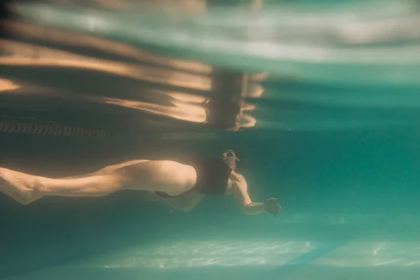 Istruttore Nuoto Femminile Che Sott Acqua Indossa Occhiali Costume Bagno — Foto Stock