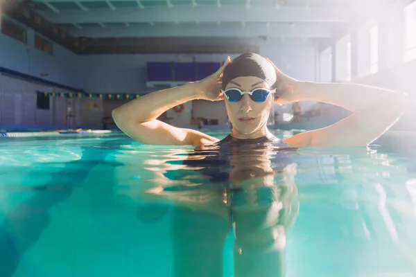 Γυναίκα Εκπαιδευτής Κολύμβησης Ποζάρει Γυαλιά Μαύρο Μαγιό Και Καπέλο Αθλητικό — Φωτογραφία Αρχείου