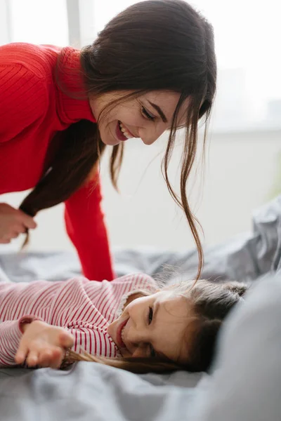 Sevgi Dolu Bir Aile Anne Kızı Oynuyorlar Sarılıyorlar — Stok fotoğraf