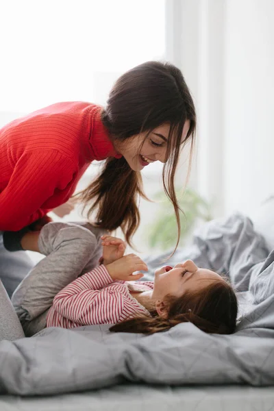 Sevgi Dolu Bir Aile Anne Kızı Oynuyorlar Sarılıyorlar — Stok fotoğraf