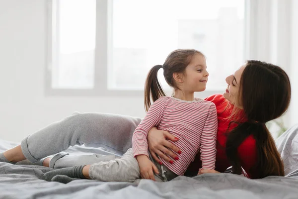 Sevgi Dolu Bir Aile Anne Kızı Oynuyorlar Sarılıyorlar — Stok fotoğraf