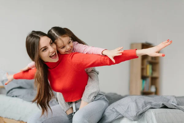 Sevgi Dolu Bir Aile Anne Kızı Oynuyorlar Sarılıyorlar — Stok fotoğraf