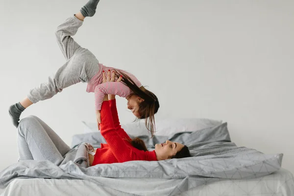 家族を愛してる 母と娘子供の女の子遊びと抱擁 — ストック写真