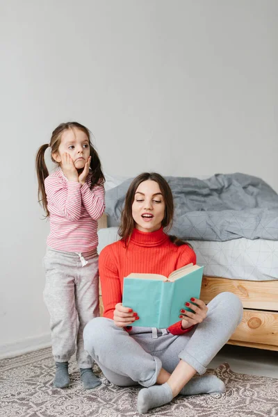 Щаслива Сімейна Мати Дочка Читають Книгу Лежачи Ліжку Усміхнена Мама — стокове фото