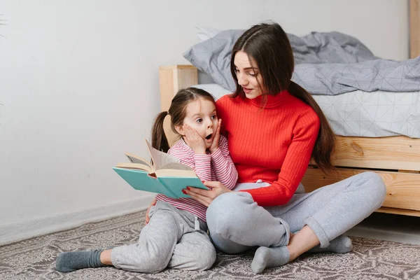 Щаслива Сімейна Мати Дочка Читають Книгу Лежачи Ліжку Усміхнена Мама — стокове фото